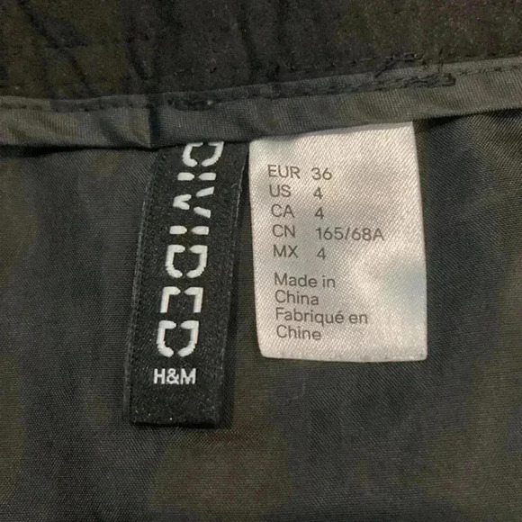 H&M divided Black suede feel button front mini skirt from size 4 - Picture 3 of 3